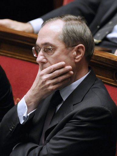"Je n'ai rien a voir avec le Front national, rien de commun avec le Front national", a repondu Claude Gueant.