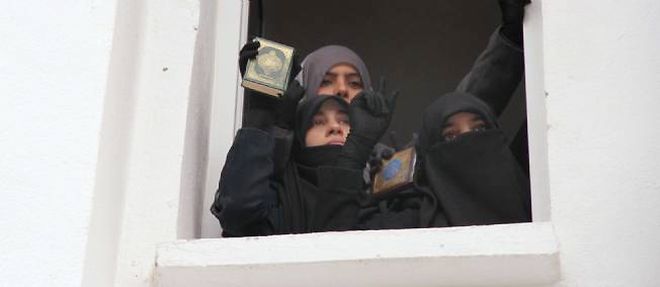 Des femmes fondamentalistes brandissent leur coran lors d'une manifestation, mercredi, a l'universite de la Manouba pres de Tunis.