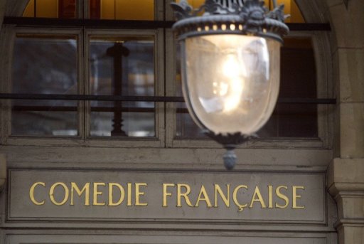 "L'Ecole des Femmes" de Moliere occupe a nouveau les planches de la Comedie-Francaise a Paris dans une production inspiree, poetique et complexe, qui laisse affleurer la tragedie sous la farce, au gre d'une action dont le romanesque emporte le public.