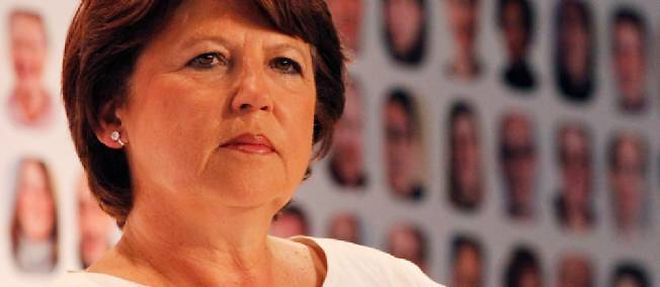 Martine Aubry va proposer a la convention nationale du PS prevue samedi de "geler la designation" du candidat socialiste dans la 12e circonscription du Pas-de-Calais. 