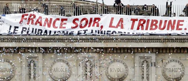 Des militants CGT sur le toit de l'Arc de Triomphe.