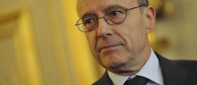 "Le ministre francais applique maintenant la theorie du complot dont il accusait les autres", annonce lundi le porte-parole de la diplomatie syrienne.
