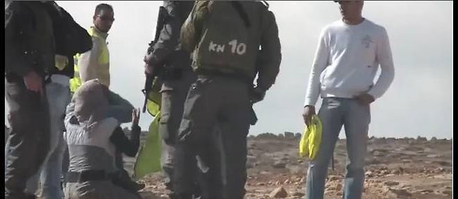 Une femme est sortie de sa maison avant la destruction de celle-ci par l'armee israelienne.