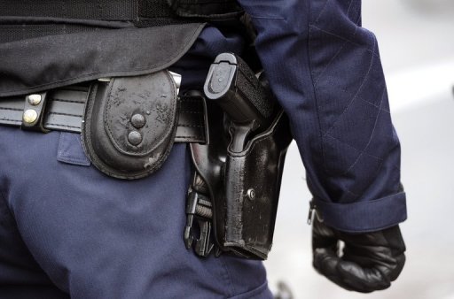 Un policier de 43 ans a ete condamne vendredi par la cour d'assises de Paris a trois ans de prison avec sursis pour avoir tue un malfaiteur, en fevrier 2006 dans la capitale, lors du braquage d'un magasin de vetements du quartier de l'Opera.
