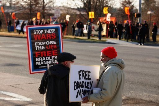 Des militants pacifistes ont annonce qu'ils tiendraient des manifestations de soutien aux abords du Fort Meade.
