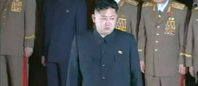 Kim Jong-un se recueillant devant la depouille de son pere, mardi matin.