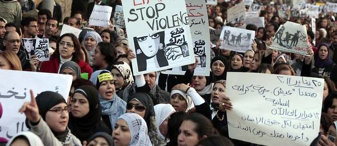 Un cortege de femmes defile mardi au Caire pour denoncer les violences de l'armee contre les manifestantes. 
