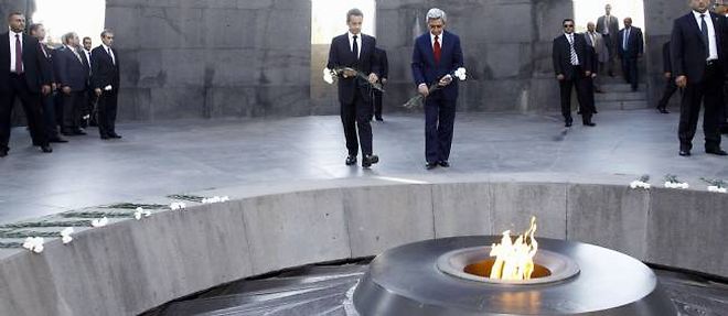 Nicolas Sarkozy et son homologue armenien Serge Sarkissian sur le site du memorial du genocide armenien, a Erevan, en octobre 2011. 