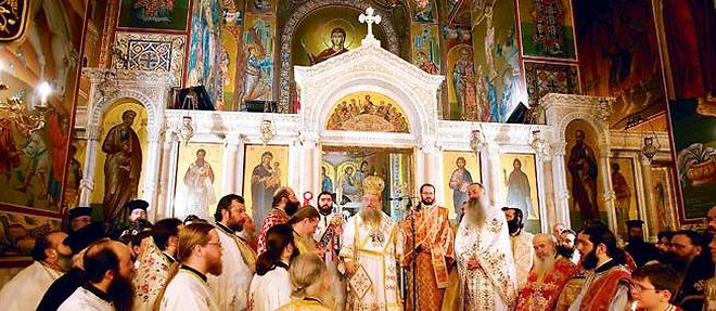 L'office de Paques donne par l'eveque de Thessalonique. La celebration de la Paque est, en Grece, la plus importante des fetes religieuses de l'annee.