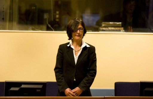 La France n'arretera pas l'ancienne porte-parole du Tribunal penal international pour l'ex-Yougoslavie (TPIY), Florence Hartmann, qui fait l'objet d'un mandat d'arret du tribunal pour outrage a la cour, a indique le ministere des Affaires etrangeres lundi.