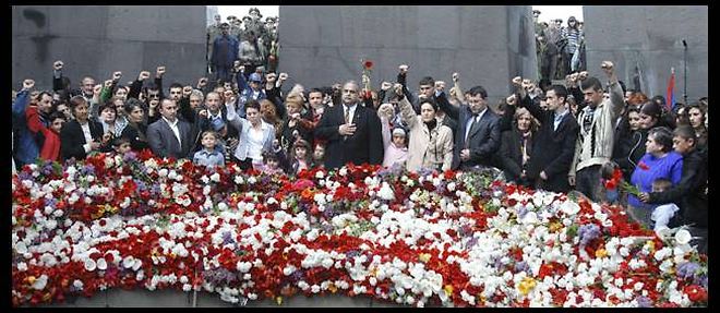Le 24 avril 2009, des dizaines de milliers d'Armeniens se recueillent au memorial du genocide, a Erevan. 