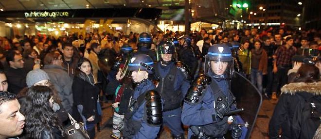 10 000 policiers et gendarmes avaient ete engages sur Paris et les trois departements de la petite couronne pour la nuit du reveillon.