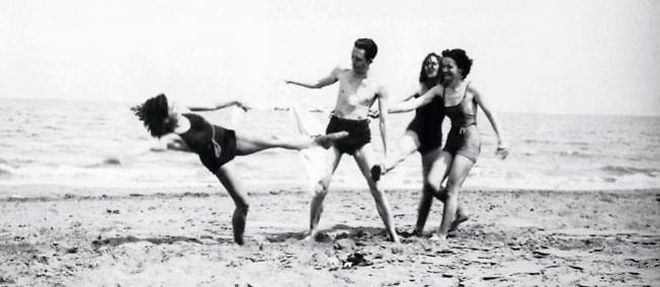 Albert Camus sur la plage avec trois amies dans les annees 1930.