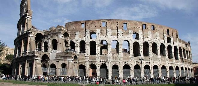 Le Colisee a Rome subit les outrages du temps, de la pollution et du tourisme de masse.