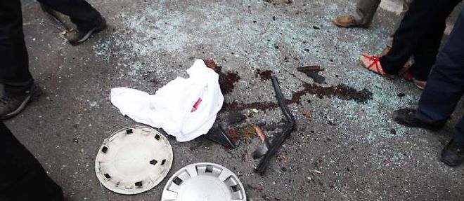 L'ingenieur en chimie Mostafa Ahmadi Roshan a peri dans l'explosion d'une bombe magnetique placee par un motard sur sa voiture.