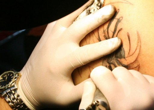 Une Neo-Zelandaise au chomage vend ses fesses au tatoueur le plus offrant afin de payer ses factures.