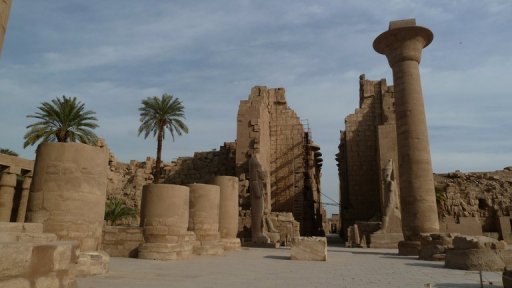 Une mission de l'universite de Bale (Suisse) a decouvert la tombe de la chanteuse de la divinite supreme, Amon Ra, a Karnak qui remonte a l'epoque de la XXIIe dynastie (712-945 av. J.-C.), a annonce dimanche le ministre d'Etat aux Antiquites, Mohamed Ibrahim.