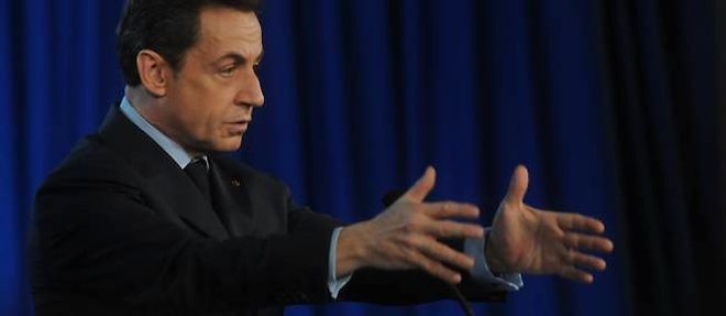 Apres la degradation de la note francaise par Standard and Poor's, Nicolas Sarkozy appelle a reagir avec "sang-froid". 