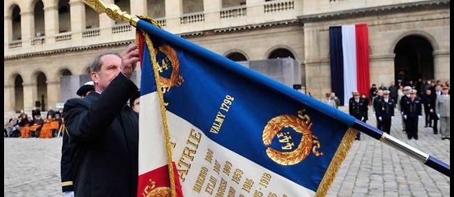 Le ministre de la Defense Gerard Longuet epingle la croix de la valeur militaire sur le drapeau du 44e regiment d'infanterie, le "regiment soutien" des services secrets.