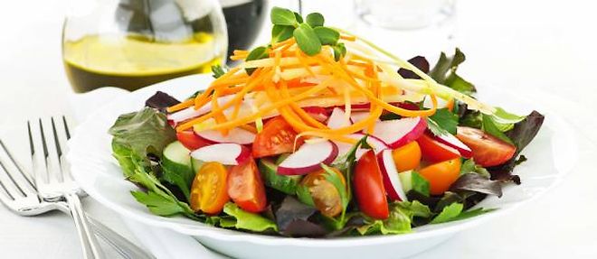 Utiliser des assiettes plus petites et dont la couleur contraste avec la nourriture pourrait contribuer a un meilleur controle des apports alimentaires. 