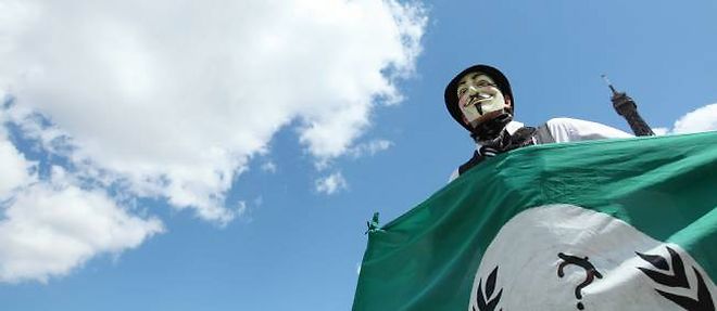 Les Anonymous, en mai 2011, place du Trocadero. Ils pourraient se retrouver a Paris en mars prochain.
