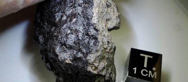 Un fragment de la meteorite Tissint qui est tombee en juillet dernier dans le Sud marocain. 