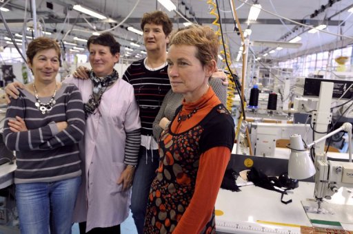 Quatre usines ferment en 2003, avec 250 suppressions d'emplois a la cle. La part de la production realisee en France descend a 40%.