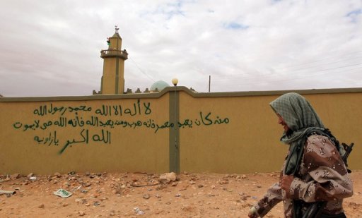Quatre anciens rebelles libyens ont ete tues lundi et 20 blesses lors d'une attaque de partisans de l'ancien regime de Mouammar Kadhafi a Bani Walid, au sud-ouest de Tripoli, a indique a l'AFP le porte-parole du conseil local de la ville, Mahmoud el-Werfelli.