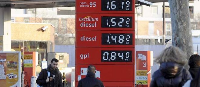 Le poids des taxes varie de 50 a 60 % dans le prix des carburants.