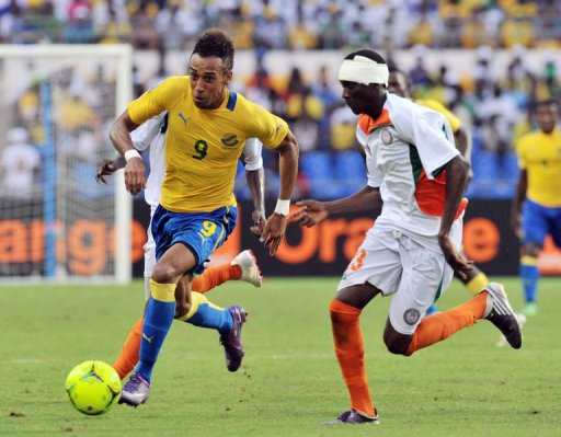 Le Gabon a reussi lundi ses debuts dans "sa" Coupe d'Afrique des nations, qu'il organise avec la Guinee equatoriale, en dominant 2 a 0 le Niger, tout comme la Tunisie, vainqueur 2-1 du Maroc.