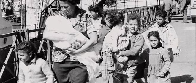 Une famille debarque d'Oran a Marseille le 26 mai 1962. 