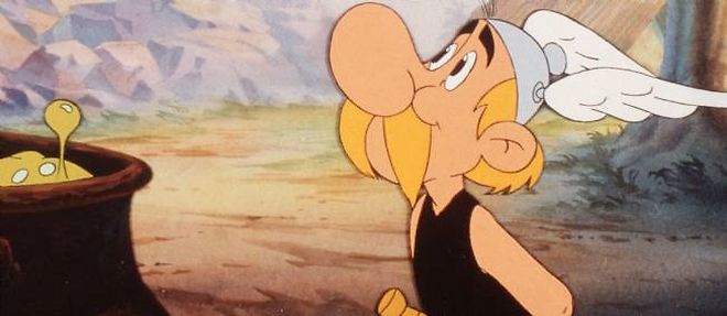 Panoramix administre a Asterix sa dose de potion magique, dans le dessin anime "Asterix chez les Bretons" tire de l'album du meme nom.