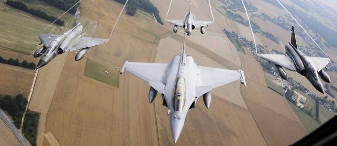 Un Rafale, accompagne par trois Mirage 2000-N.
