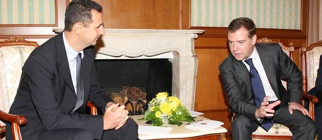 Dmitri Medvedev (a droite) et son allie syrien Bachar el-Assad.