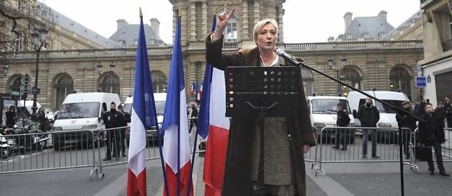 Marine Le Pen devant l'Assemblee denonce le processus de recueil des parrainages.
