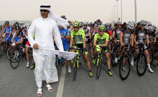 Le Tour du Qatar feminin, qui finit vendredi, met en avant la volonte officiellement affichee par cet Etat islamique de favoriser l'emancipation de la femme, avec pour resultat un curieux choc des cultures entre cyclistes aux cuissards moulants et Qatariotes portant le niqab.