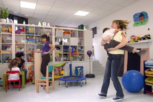 Francois Fillon a charge jeudi Roselyne Bachelot, ministre des Solidarites, d'engager l'elaboration d'un nouveau plan autisme, decrete Grande cause nationale 2012, qui doit notamment permettre a la France de poursuivre le rattrapage de son retard en matiere de prise en charge.