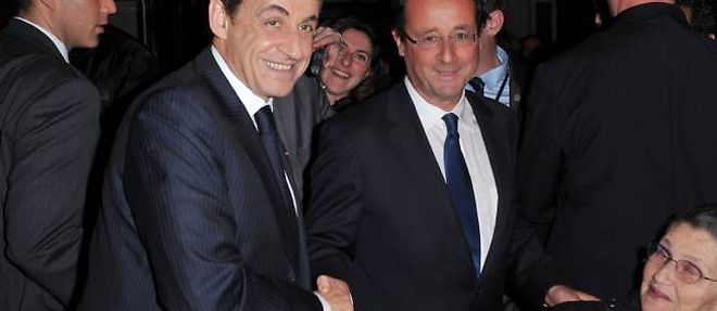 Nicolas Sarkozy et Francois Hollande ont echange une poignee de main lors du diner du Crif, mercredi soir. 