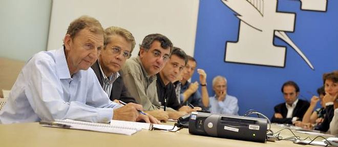 Etienne Mougeotte (a gauche) preside la conference de redaction du "Figaro".