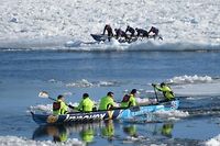 Au Qu&eacute;bec, une course de canots sur l'eau et sur la glace