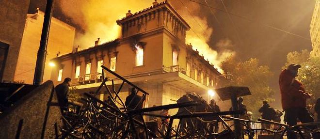 De nombreuses violences ont eu lieu a Athenes dimanche soir, pres du parlement, a la suite du vote du programme economique d'austerite. 