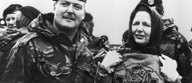 Margaret Thatcher en 1983 avec un soldat ayant participe a la guerre des Malouines.