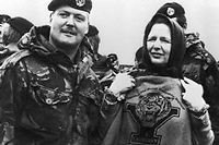 Margaret Thatcher en 1983 avec un soldat ayant participé à la guerre des Malouines. ©-