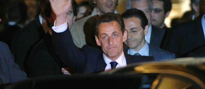 Nicolas Sarkozy devant le Fouquet's, a Paris, le 6 mai 2007.