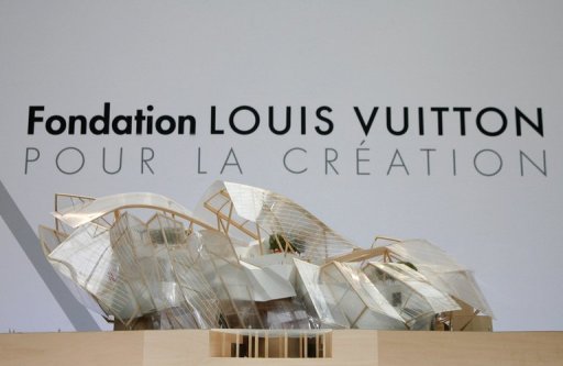 La construction par la fondation Louis Vuitton d'un musee d'art contemporain dans le bois de Boulogne a Paris pourra se poursuivre: le Conseil constitutionnel a annonce vendredi avoir juge conforme un article de loi sur son permis de construire
