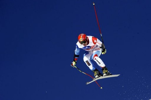 Le Suisse Didier Cuche a remporte vendredi le premier des deux super-G au programme de la Coupe du monde de ski alpin a Crans-Montana, signant sa quatrieme victoire de l'hiver devant le Canadien Jan Hudec et l'Autrichien Benjamin Raich.