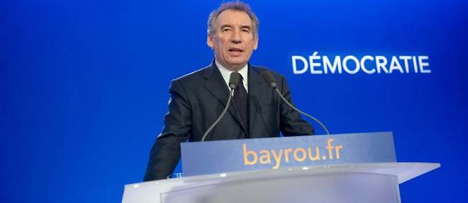 Francois Bayrou cherche a contrer Nicolas Sarkozy en proposant un referendum visant a moraliser la vie publique.