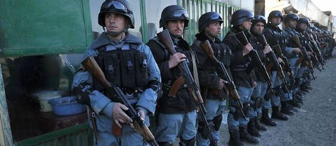 Des policiers afghans durant une manifestation a Kaboul.