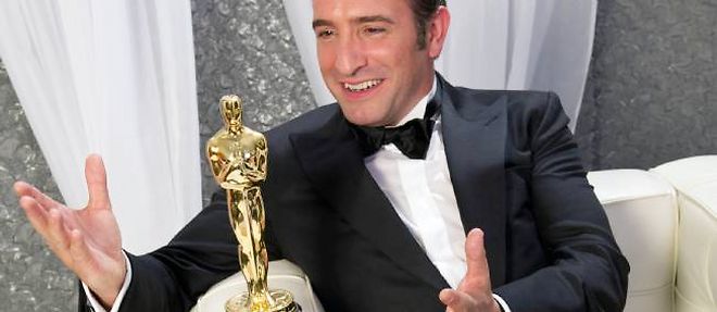 Jean Dujardin pose avec "Oscar", le 26 fevrier 2012.