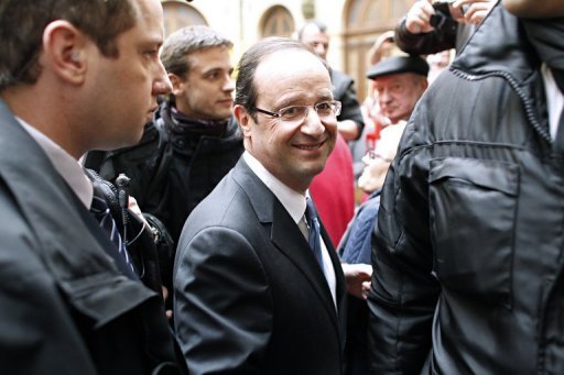 Francois Hollande, candidat PS a la presidentielle, a fait valoir mardi que creer un taux d'imposition de 75% pour les revenus superieurs a "un million d'euros par an" etait faire preuve de "patriotisme".